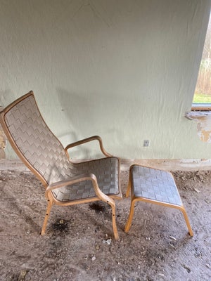 Anden arkitekt, Svea, Bruno Mathsson lænestol. Lænestol og fodskammel i egetræ med kernelæder og grå