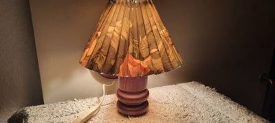Væglampe, en væglampe er en god lampe med en pære
lampen er monteret på væggen
du kan se det på de s