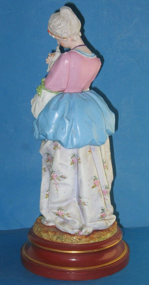 Figur kvinde i gl. kjole 43 cm høj