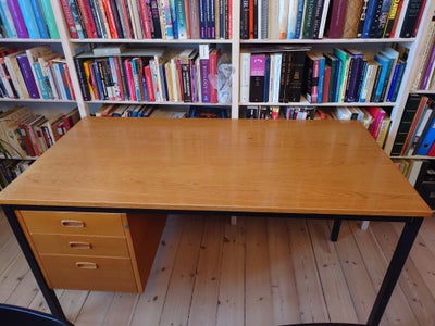 Skrivebord, Ukendt, b: 140 d: 70 h: 72, Skrivebord fra 1970'erne sælges.
Godt brugt, der er brugsspo
