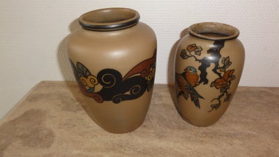 Keramik, 2 stk. vaser., Hjort, Bornholm, Den høje er 20,5 cm høj. Fin og intakt.
Kr. 179.-

Den lave
