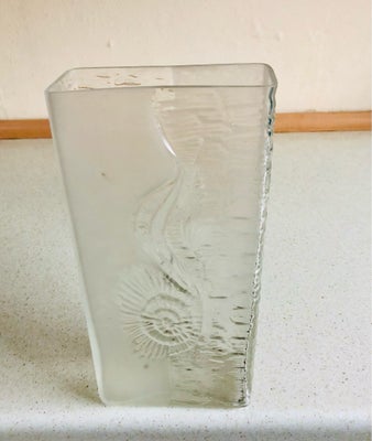 Glas, Vase, Glas vase smal firkantet. Flot motiv med mange fine detaljer. Højde 25 cm. Længde 12 * 6