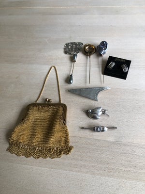 Andet smykke, sølv, From, 
Vintage Lille taske i metalguld fra 1920
H: 10 cm
B: 11 cm
3 stk hatte nå