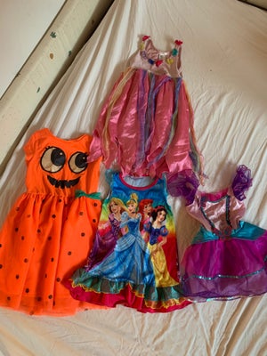 Udklædning børn, Blandet udklædning cirka størrelse 2-3 år. Disneykjole, fekjole, halloween kjole og