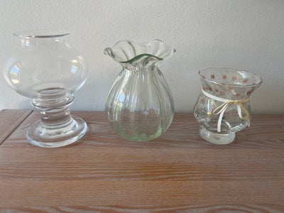 Vase, Vaser, Yderst til venstre glas  til fyrfadslys/gran eller andet.
Ca 18,5 cm i tung glas, 35 kr