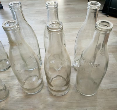 Emblemer, Mælkeflasker, 6 mælkeflasker til 1 liter i klar glas.
Sælges samlet