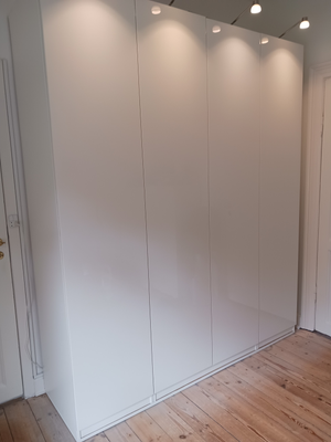 Klædeskab, Ikea Fardal, b: 50 h: 229, Fardal låge hbid højglans. Uden ridser eller skrammer. Der er 