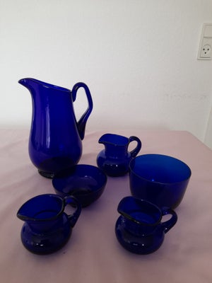 Andet, Glaskander og skåle, Ukendt, Serveringsstel i blåt glas.
Chokoladekande h: 20 cm
Mælkekande  