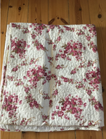 Sengetæppe, Smukt quiltet sengetæppe med blomstermotiv