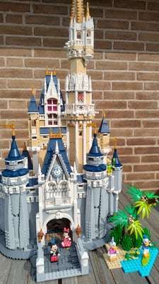 Lego Exclusives, 71040, Det klassiske Disney slot .. med Mickey Mouse og alle vennerne .. 

Alt følg