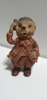 Samlefigurer, Figur, Pindsvin der rer sig med en kam
Højde 12,5 cm