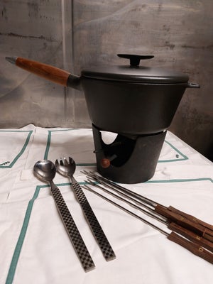 Fondue set, Copco, Fonduesæt i støbejern. lidt brugt. Med spyd.
Gryden er med teak håndtag og låg.