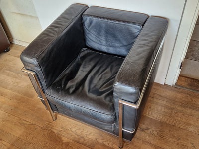 Sofagruppe, læder, 4 pers., 2 personers sofa og 2 lænestole i kraftigt sort læder og krom.
Møblerne 