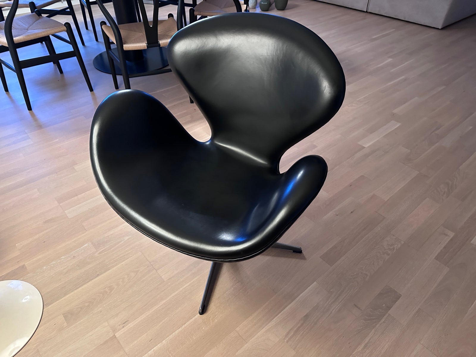 Arne Jacobsen Svanen i sort l der Svane loungestol dba.dk