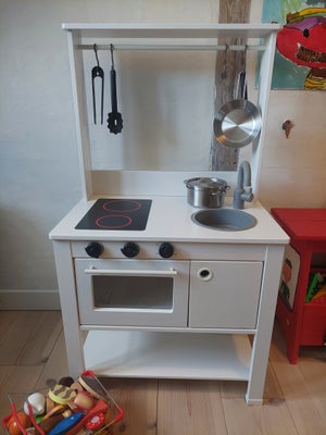 Køkken, Ikea, Sødt legekøkken med masser af tilbehør i høj kvalitet: træ mad, gryder og pander
Prise