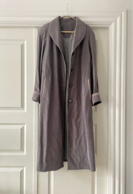 Trenchcoat, str. 40, Vintage/retro,  Grå,  Næsten som ny, Utrolig fin, lang frakke/ trenchcoat.
Læng