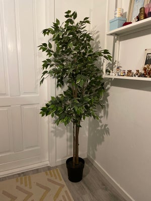 Kunstig plante, Kunstig, Kunstig plante købt i Ikea (FEJKA) 
ca.165cm høj.
Nypris 449kr

Vi har 2 st
