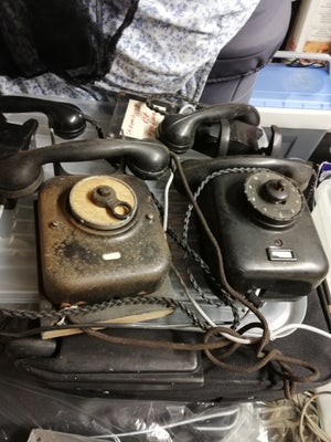 Telefon, To antikke telefoner, Antikke telefoner, der mig bekendt har været brugt på Århus Oliefabri