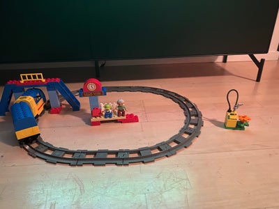 Lego Duplo, 5608, Togbane inkl. en station, en bro, en tankstation, et lokomotiv med vogn, en lokomo