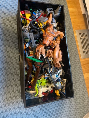 Lego blandet, Blandet kasse fyldt med lego.

Pris inkl kassen: 600 kr
Pris for lego uden kassen: 500