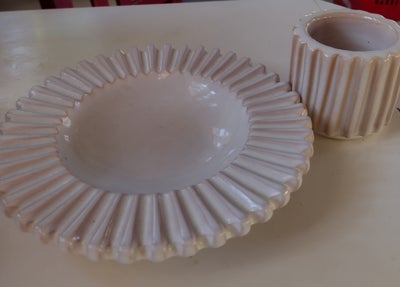 Keramik, ESLAU 2 STK., ESLAU KERAMIK :
Askebæger, hvidt med rillet kant. 
dia. 18 cm, H. 3,3 cm. 
He