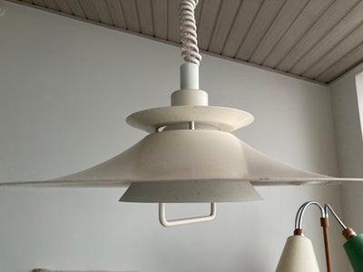 Pendel, Dansk Design Retro pendel Dana Light model Bolero, Fin retro loftslampe i cremehvid med hejs