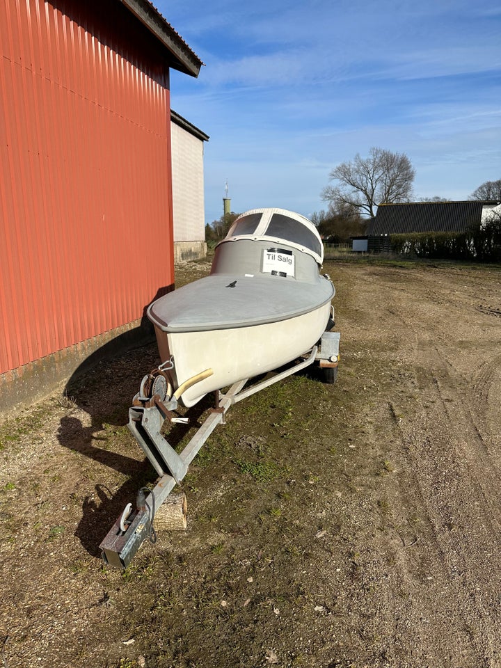 Køreklar trailer m. båd

Pris: 8000 kr. 

Åben f...