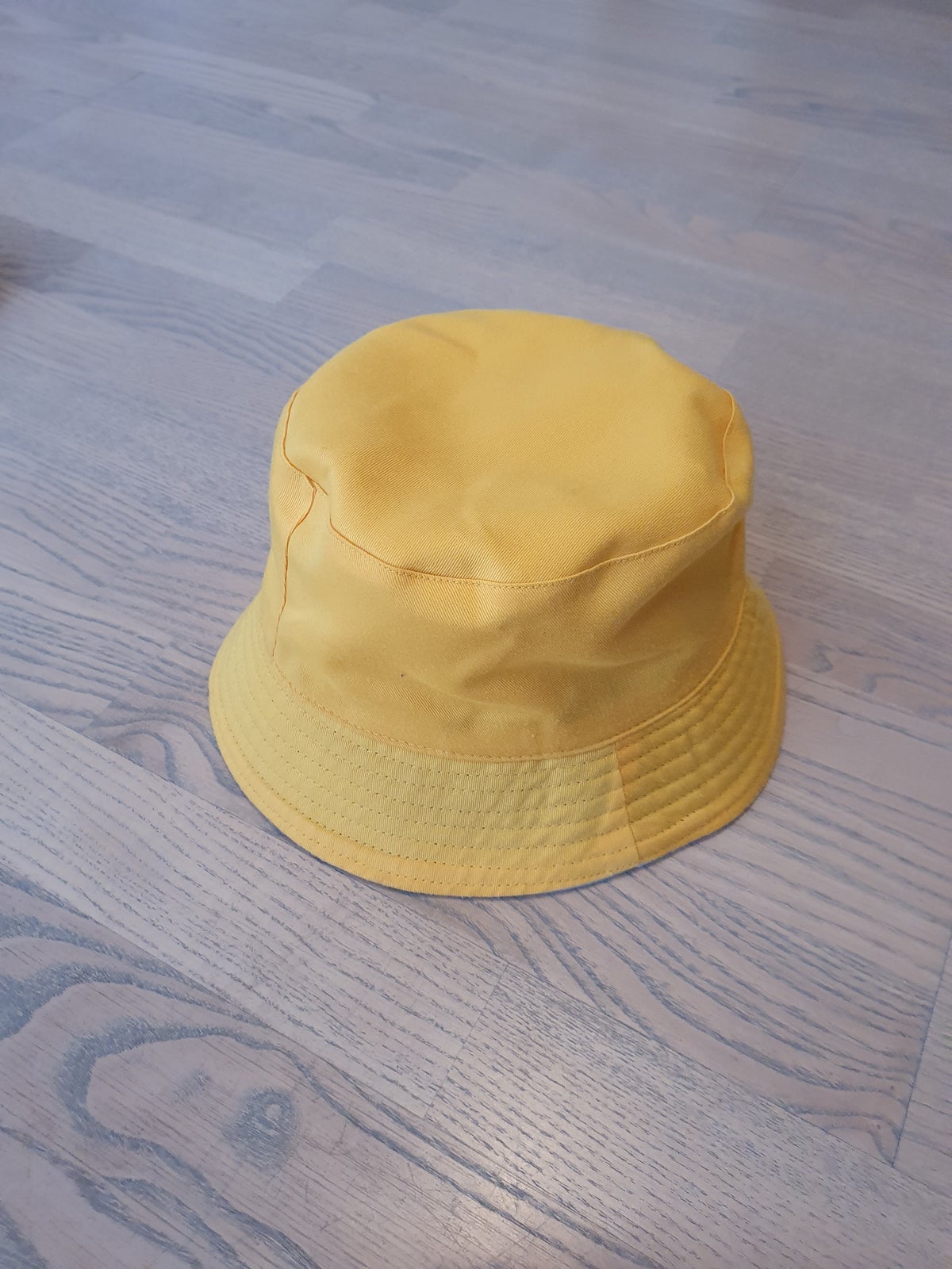 Hat, Base farvet eller gul