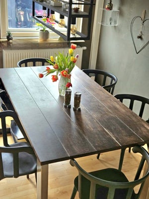 Spisebord, Super lækker spisebord med meget plads til en stor familie, der kan side 8 personer med g