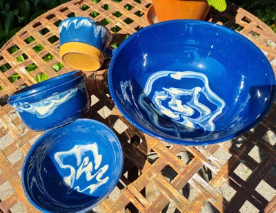 Keramik, skåle blå med løbeglasur, 
Blå løbeglasur

Smørnæb dia 11,5 cm med tud 13 cm med hank 15,5 