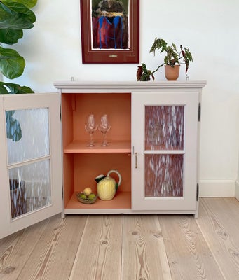 Vitrineskab, b: 100 d: 95 h: 35, Unik vintage vitrine fra Pihl-A interior.

Skabet er i massiv træ o