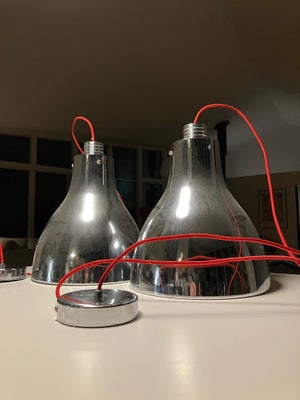 Pendel, Seed Lightning RoHs, 2 stk. loftslamper med røde ledninger.
Hvide indvendig og forkromede ud