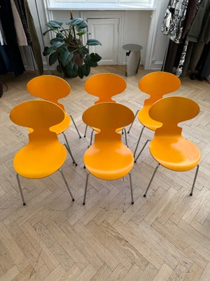 Spisebordsstol, Arne Jacobsen, 6 stk Myren stole i brændt gul. En del hakker og patina. 

500kr stk 