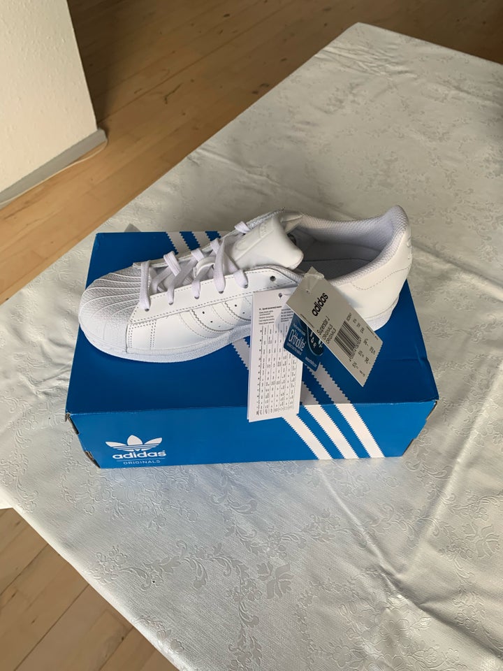 Sneakers, str. 38, Adidas superstar