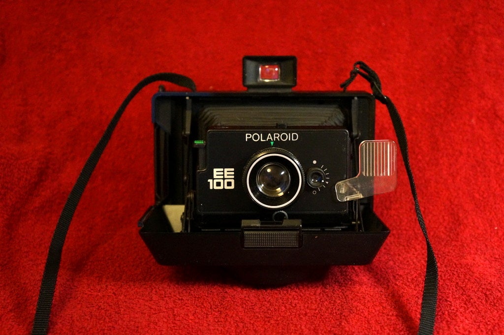 Polaroid, EE 100