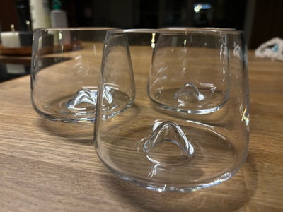 Glas, Whiskey glas, Normann Copenhagen, Whisky glassene designet af Rikke Hagen hvor glasset hviler 