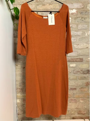 Blusekjole, Ganni, str. L,  Terrakotta orange,  Jersey,  Næsten som ny, Figursyet kjole med 3/4 ærme