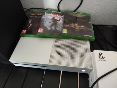 Xbox One S, Perfekt, 1TB Der medfølger også en controller Og 3 skiver