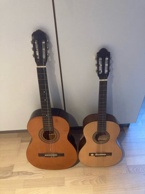 Spansk, andet mærke, 2 guitarer der skal videre.

Stor guitar 150kr (Nypris 700-800kr)
Junior guitar