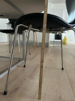 Arne Jacobsen, stol, Sælger 8 stk. 7 er’ stole 19.000 kr.

Sælger også 6 stk. stole 14.250

46 cm hø