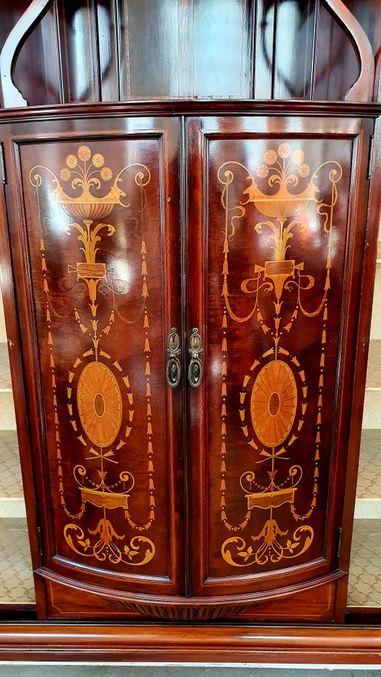 Display- cabinet / Glasskab / vitrineskab, 150 år gl., b: 133