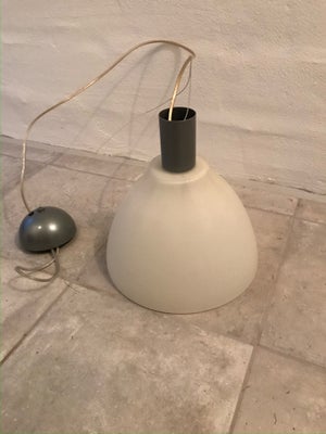 Pendel, Hvid glaslampe, 30 cm bred og 28 cm høj.