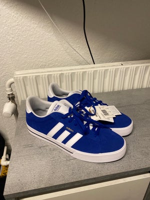 Sneakers, str. 46, Adidas,  Blå og hvid,  Ubrugt, Hej jeg sælger de her Adidas Daily 3.0 
De er slet