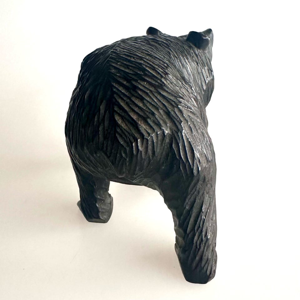 Træfigurer, Håndskåret japansk Ainu “Ussuri” bjørn fra