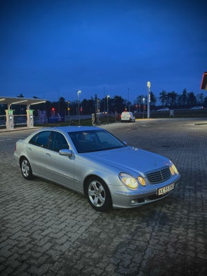 Mercedes E220, 2,2 CDi Elegance stc. aut., Diesel, aut. 2002, km 531000, gråmetal, træk, klimaanlæg,