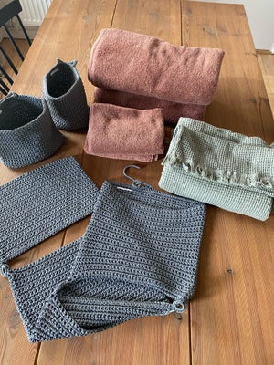 Håndklæder og opbevaring, Jysk og IKEA, Jysk hængeopbevaring med 2 matchene kurve i grå
Jysk brun-be
