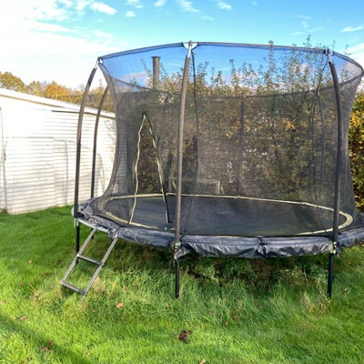 Trampolin, Salta have trampolin, Salta have trampolin. Den er ca 4m i diameter 

Den er 4 år gammel 