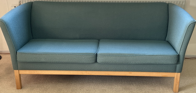 Sofa, uld, 2 pers., 

Skønno, letbrugt 2½-personers sofa, betrukket med grønt uldstof.

Står i Koldi