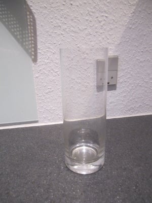 Vase, vase, vase

20 cm

Sender mest med gls. op til 1 kg forsikret for 43 kr.
Porto udregnes endeli