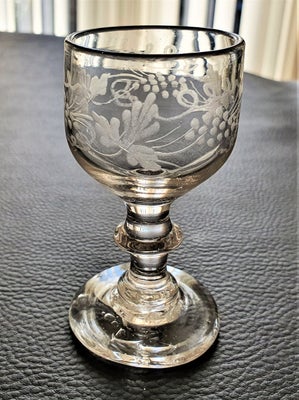 Glas, Sjældent Fliget snapseglas 1853, Snapseglas med rundbuet kumme på stilk med knap. Dekoreret me